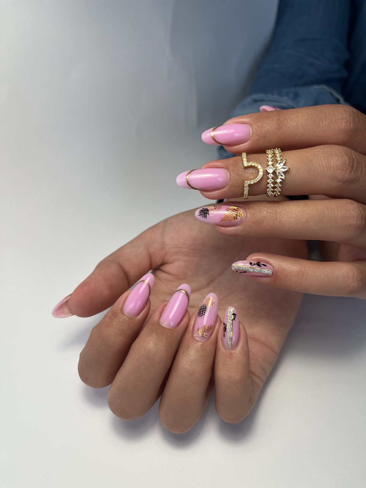 Ružové nechty so zlatým listovým nail artom